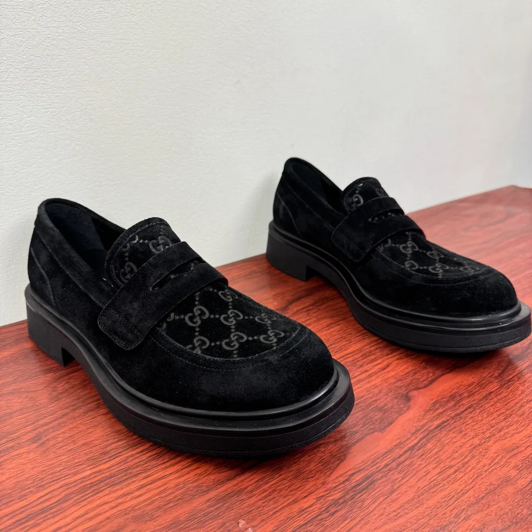 Batch 780 Gucci/Gucci new men's loafers with GG details, thick-soled slip-ons! The design of this men's lace-up shoe is rooted in the brand's heritage. It is carefully crafted from high-quality calfskin/open-edge beaded cowhide/suede cowhide. It is made of various leather types and is embellished with GG printed embossed suede leather details, which pays homage to Gucci's classic monogram. The rubber sole with GG pattern adds a modern touch to the design. Classic and simple sponge cake style design. European and American classic version, full calfskin lining. The overall upper texture is soft. The lining is comfortable and breathable. 2CM thickened soft rubber sole, easy to control. Versatile and stylish on the foot. Available in multiple colors to meet different matching needs. Full package! Size: 39-40-41-42-43-44 leather shoe size (can be customized to 38.45.46) Item number: 7826 Loafers black suede